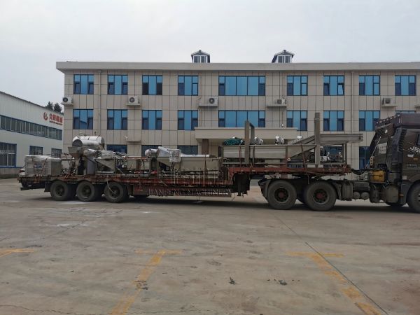 尖峰機(jī)械發(fā)運(yùn)承德客戶定制化香菇醬加工設(shè)備